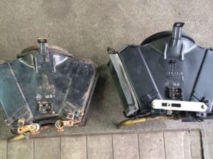 Zwei Autoteile werden untersucht, um ihren Zustand und ihre Reparaturfähigkeit zu bewerten.