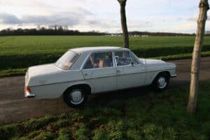 Klassischer Oldtimer auf Landstraße, Oldtimer Gutachten und Wertgutachten in Gladbeck