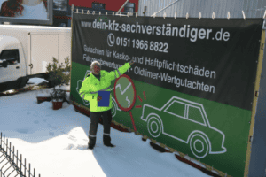 Kfz-Sachverständiger steht vor seiner Firma und Werkstatt – professionelle Fahrzeugbewertung und Gutachten vom Experten