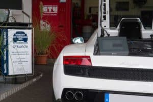 Kfz-Gutachter inspiziert einen Lamborghini für eine professionelle Fahrzeugbewertung.