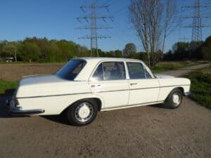 Ein hochwertiger Oldtimer in perfektem Zustand, bereit für eine professionelle Fahrzeugbewertung.