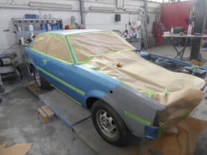 Kfz-Gutachter bewertet die Reparatur eines Fahrzeuges mit Totalschaden und stellt sicher, dass alle Schäden ordnungsgemäß behoben werden.