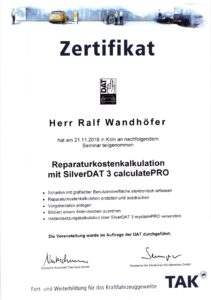 Zertifikat des Kfz-Gutachters, das seine Qualifikation zur Reparaturkostenkalkulation bestätigt.