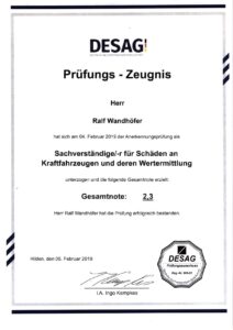 Zertifikat des Kfz-Sachverständigen für Schäden an Kfz und Wertermittlung mit der Note 2,3, was seine fachliche Kompetenz in der Schadensbewertung unterstreicht.