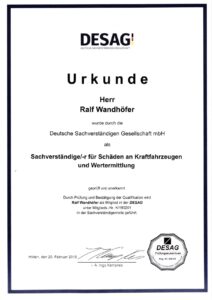 Kfz-Sachverständiger prüft Schäden an einem Fahrzeug und erstellt eine detaillierte Wertermittlung für Versicherung und Schadensregulierung.