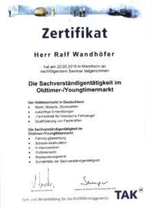 Der Kfz-Gutachter führt ein modellspezifisches Training für Oldtimer und HV-Systeme durch, um professionelle Bewertungen und Gutachten zu erstellen.