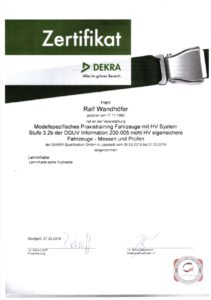 Kfz-Sachverständiger führt modellspezifisches Praxistraining für Oldtimer und HV-Systeme durch.