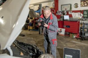 Ein Kfz-Gutachter macht Fotos von einem Oldtimer mit offener Motorhaube, um die einzelnen Restaurierungsschritte genau zu dokumentieren. Ein Kfz-Gutachter macht Fotos von einem Oldtimer mit offener Motorhaube, um die einzelnen Restaurierungsschritte genau zu dokumentieren. Ein Kfz-Gutachter macht Fotos von einem Oldtimer mit offener Motorhaube, um die einzelnen Restaurierungsschritte genau zu dokumentieren. Ein Kfz-Gutachter macht Fotos von einem Oldtimer mit offener Motorhaube, um die einzelnen Restaurierungsschritte genau zu dokumentieren. Ein Kfz-Gutachter macht Fotos von einem Oldtimer mit offener Motorhaube, um die einzelnen Restaurierungsschritte genau zu dokumentieren.