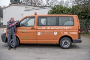 Der Kfz-Gutachter steht vor seinem Dienstfahrzeug, bereit für den nächsten Einsatz zur Fahrzeugbewertung und Schadensbegutachtung.