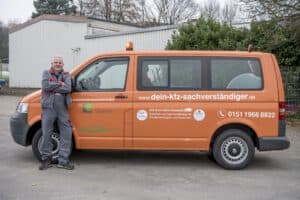 Der Kfz-Gutachter steht vor seinem Einsatzwagen, bereit für die nächste Fahrzeugbewertung oder Unfallbegutachtung.