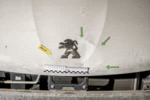 Deutliche Delle in der Karosserie eines Fahrzeugs, die von einem Kfz-Gutachter für ein Schadensgutachten untersucht wird. Deutliche Delle in der Karosserie eines Fahrzeugs, die von einem Kfz-Gutachter für ein Schadensgutachten untersucht wird.