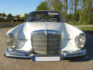 Ein Kfz-Gutachter inspiziert einen klassischen Mercedes-Oldtimer für eine Bewertung