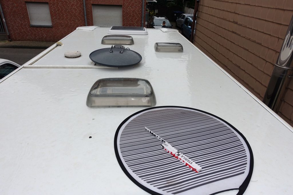 Dachprüfung am Wohnmobil mit Messreferenz. Dokumentation für Wohnmobil Gutachten und Schadenbewertung