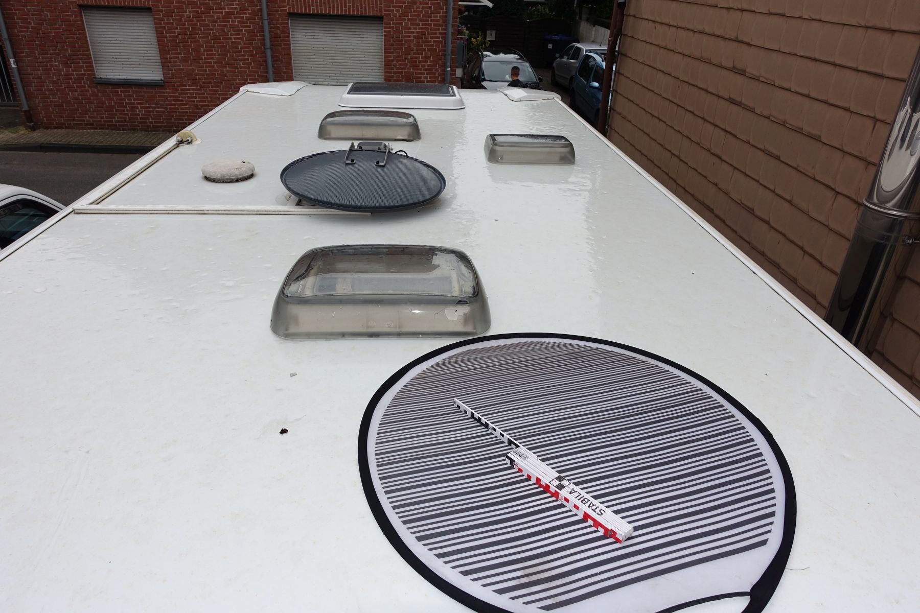 Dach, welches von einem Kfz-Gutachter professionell geprüft wird.