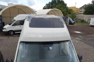 Campervan mit provisorisch abgedichtetem Dach Schadenaufnahme für Wohnmobil Gutachten