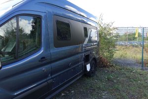 Campervan mit Seitenschaden am Aufbau Schadensdokumentation für Wohnmobil Gutachten