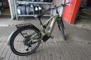 Fahrrad in einer Werkstatt zur Begutachtung nach einem Unfall für ein Schadengutachten