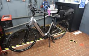 E-Bike in der Werkstatt zur Begutachtung nach einem Unfall für ein Schadengutachten
