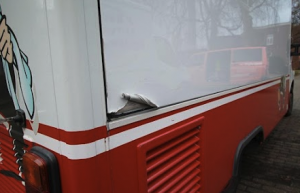 Delle und Riss an der Fahrzeugkarosserie am Heck als Schaden für ein Unfallgutachten für einen Foodtruck.