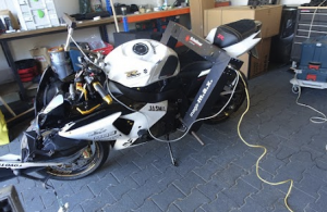 Motorrad mit Unfallschaden in der Werkstatt zur Begutachtung für ein Schadengutachten