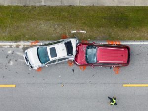 Auffahrunfall mit zwei Autos aus der Vogelperspektive als Motiv für Unfallgutachten und Beweissicherung
