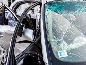 Stark beschädigtes Auto nach einem Unfall mit gebrochener Frontscheibe als Motiv für ein Unfallgutachten