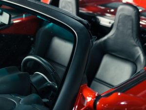 Innenraum eines roten Cabrios als Motiv für Fahrzeugbewertung und Wertgutachten durch einen Kfz Sachverständigen