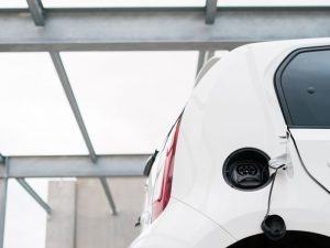 Detailansicht eines Elektroautos mit geöffnetem Ladeanschluss als Symbol für E Auto Technik und Gutachten