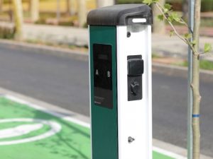 Öffentliche Ladesäule für Elektroautos als Symbol für Elektromobilität und Unfallgutachten bei E Autos