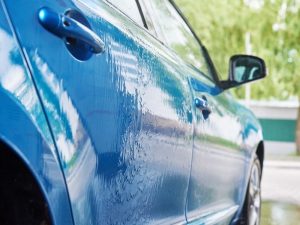 Kratzer und Lackschaden an einer blauen Autotür als Grundlage für Schadengutachten und Reparaturkosten