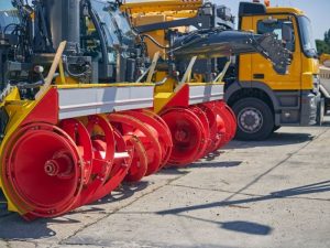 Schneepflug sorgt für Unfall.