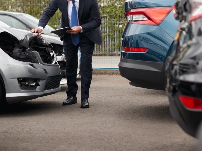 Haftungsfrage bei einem Unfall auf dem Firmenparkplatz.