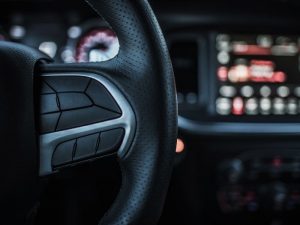Detailansicht eines Lenkrads im Innenraum als Motiv für Fahrzeugbewertung und Wertgutachten durch einen Kfz Sachverständigen. Beschädigte Assistenzsysteme.