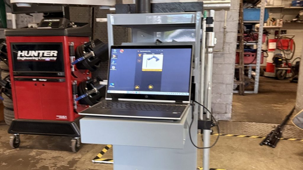 Achsvermessung in der Werkstatt mit Messsystem und Laptop zur Fahrwerksprüfung für ein Unfallgutachten