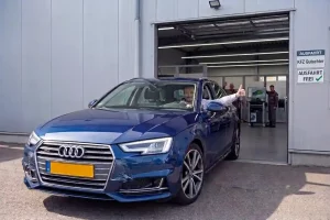 Der KFZ Sachverständige ist mit seinem gutachten fertig und der Autobesitzer kann glücklich fahren.
